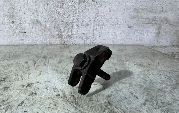 Volkswagen PASSAT B5 Fuel Injector clamp holder 