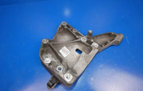 Engine mounting bracket