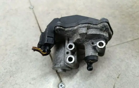 Volkswagen Golf VI Intake manifold 