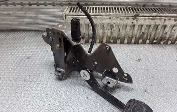 Nissan Note (E11) Brake pedal 