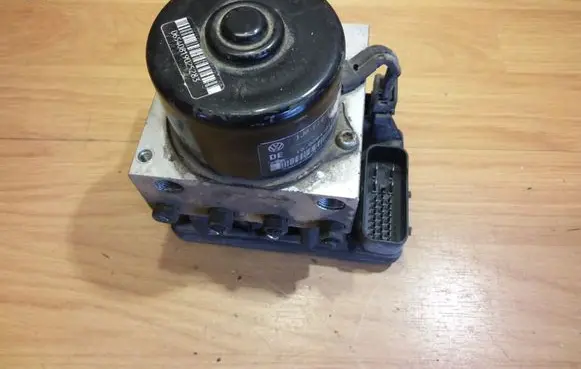 Volkswagen Golf IV ABS Pump 1J0907379G 1J0614117C