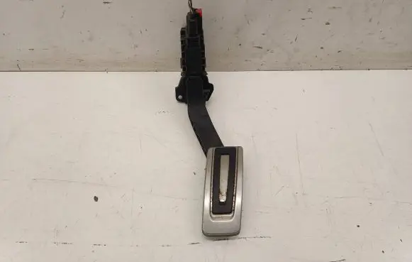 Accelerator throttle pedal