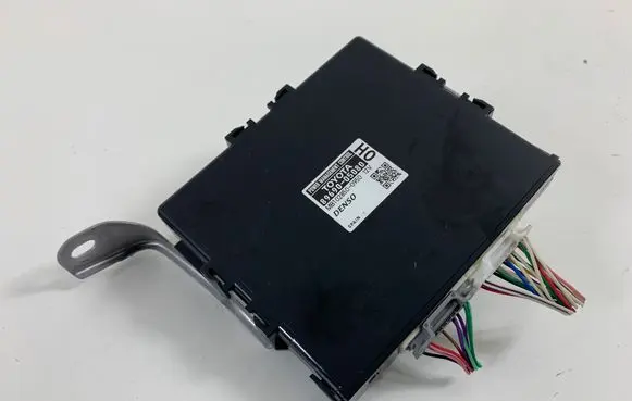 Toyota Avensis T270 Power management control unit 8969005080