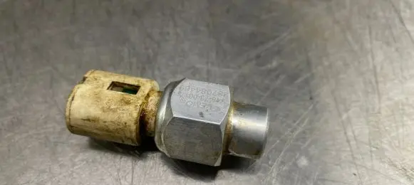 Renault Kangoo I Oil pressure sensor 987084469 v46730017