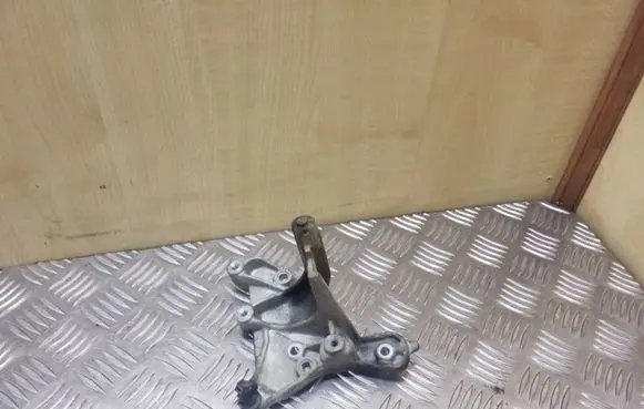 Volvo V50 Power steering pump mounting bracket 9656392880