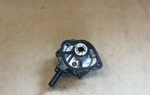 Mercedes-Benz E W212 Vacuum pump A6512300565