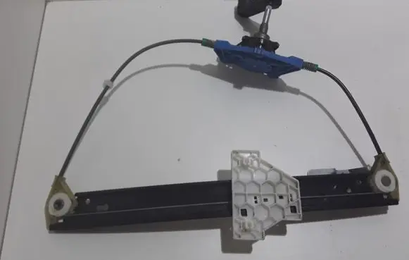Rear door manual window regulator