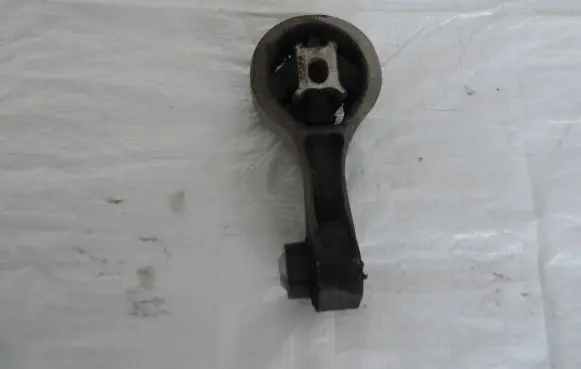 Opel Vivaro Engine mount vacuum valve 8200404271A