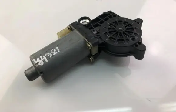 Volvo S70 V70 V70 XC Front door window regulator motor 0130821743