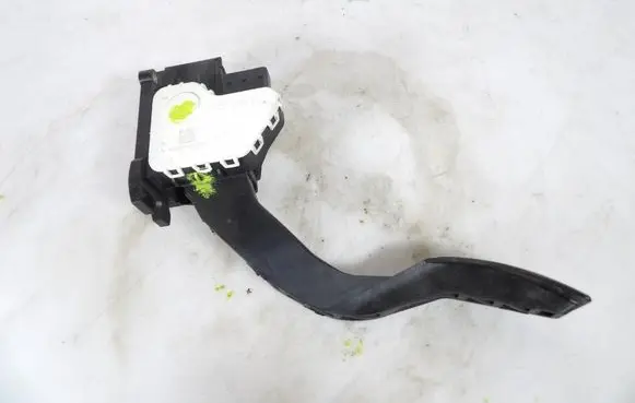 Accelerator throttle pedal
