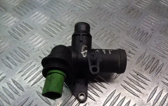 Audi A4 S4 B7 8E 8H Engine coolant pipe/hose 06B121133D