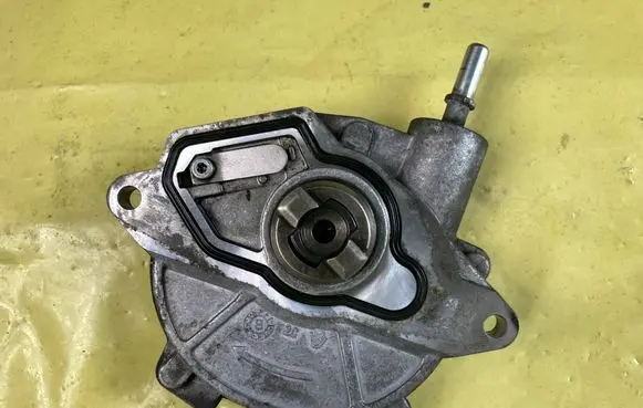 Mercedes-Benz B W245 Vacuum pump A6402300465