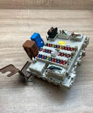 Nissan Primera Fuse module 24350AV700 0710021