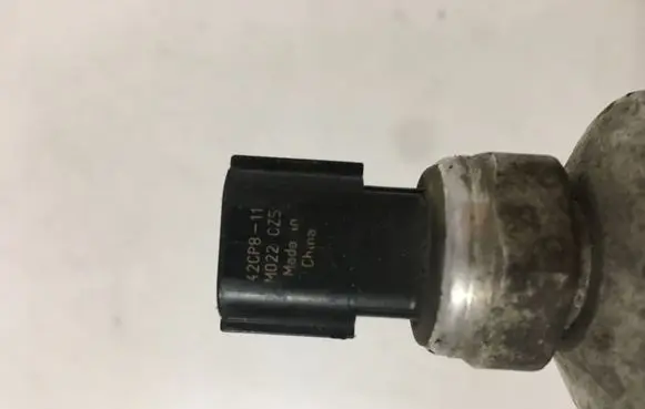 Nissan X-Trail T31 Air conditioning (A/C) pressure sensor 42CP811 M022CZ5