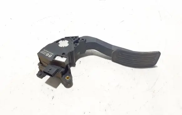 Nissan Pulsar Accelerator throttle pedal 180023RA0B