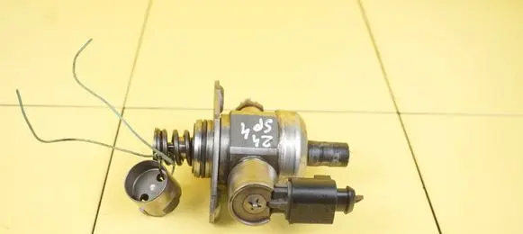 Audi A4 S4 B8 8K Fuel injection high pressure pump 06H127025Q CDH
