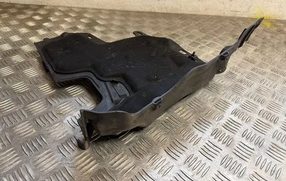 Mercedes-Benz B W247 Other engine bay part A1676204501 15450273