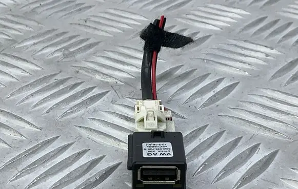 Skoda Octavia Mk3 (5E) USB socket connector 5Q0035726B