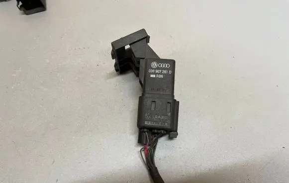 Volkswagen PASSAT B7 Glow plug pre-heat relay 038907281D