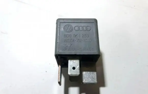 Volkswagen PASSAT B5.5 Other relay 8d0951253 v23134-j52-x300