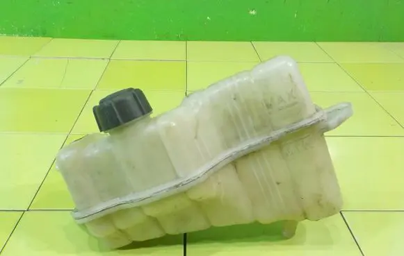 Nissan Juke I F15 Coolant expansion tank/reservoir XP211