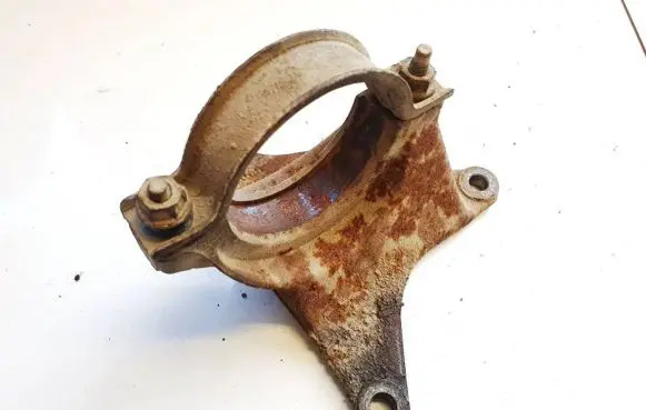 Volvo V50 Engine mounting bracket