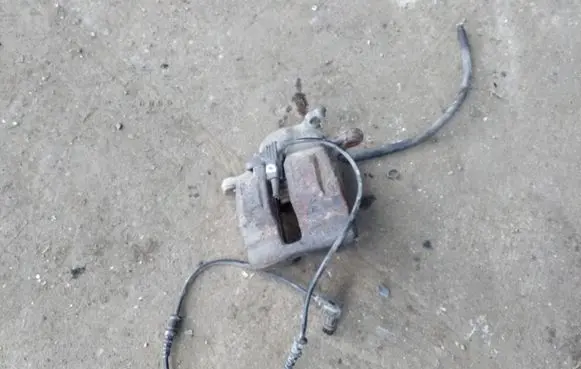 Front brake caliper