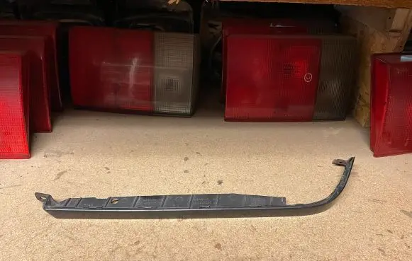 Mercedes-Benz C W202 Under headlight/headlamp trim 2028260277 23769000