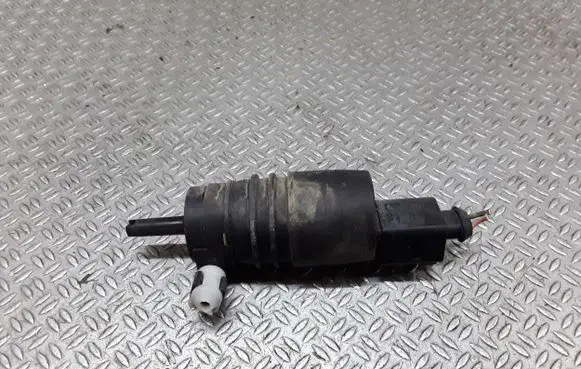 Volkswagen PASSAT B7 USA Windscreen/windshield washer pump