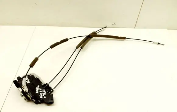 Nissan X-Trail T32 Front door lock E7112130
