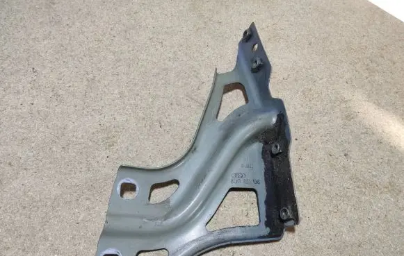 Audi Q3 8U Fender mounting bracket 8U0821136