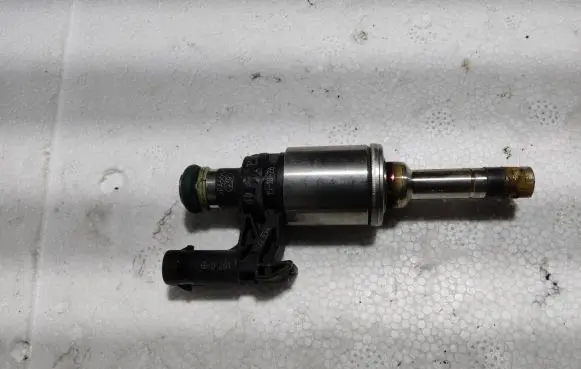 Skoda Fabia Mk3 (NJ) Fuel injector 04E906036Q
