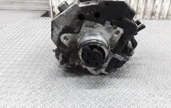Volvo S60 Fuel injection high pressure pump 8689590 0445010043