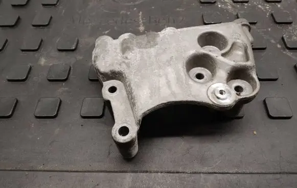 Mercedes-Benz Citan W415 Engine mounting bracket T12318425r