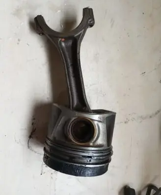 Volkswagen Amarok Piston with connecting rod