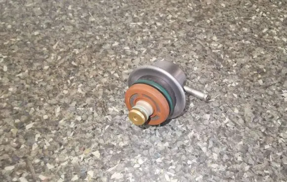 Audi A4 S4 B6 8E 8H Fuel pressure regulator 0280160575 078133534C