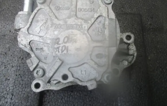 Volkswagen PASSAT CC Vacuum pump 03L145100F