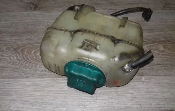 Volvo S60 Coolant expansion tank/reservoir 8683455 8683456