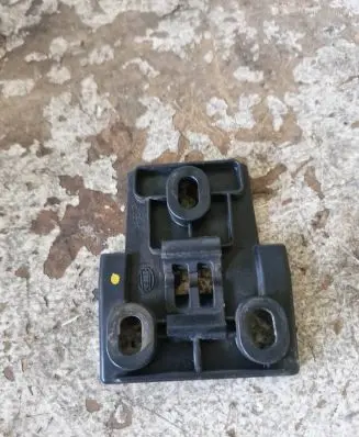 Headlight/headlamp mounting bracket