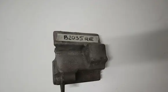 Engine mounting bracket