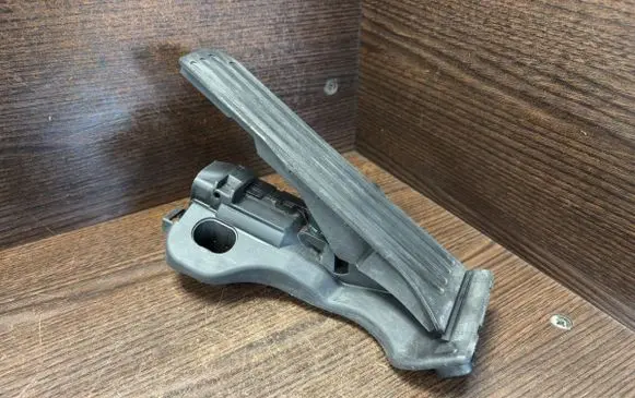 Accelerator throttle pedal