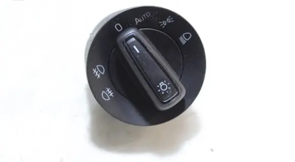 Skoda Fabia Mk4 (6VA) Light switch