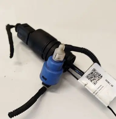 BMW 5 E39 Windscreen/windshield washer pump E13021168