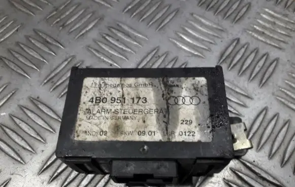 Audi A4 S4 B5 8D Alarm control unit/module 4b0951173