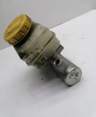 Subaru Impreza II Brake fluid reservoir 