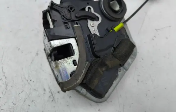 Lexus IS 220D-250-350 Rear door lock 6H0315
