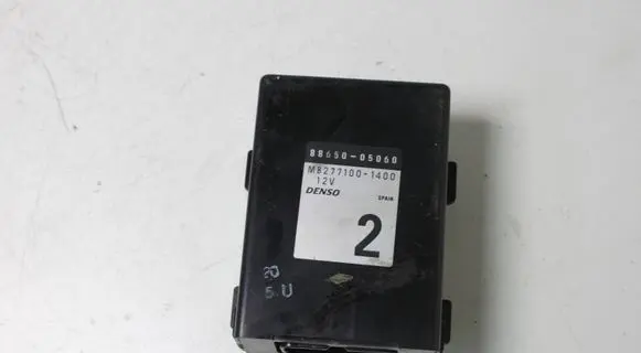 Toyota Avensis T220 Air conditioning/heating control unit 8865005060