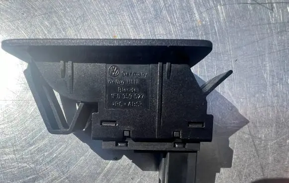 Volkswagen PASSAT B6 Fuel tank opening switch 1F0959527