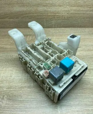 Toyota Prius (XW20) Fuse module 8273047290 13527B01