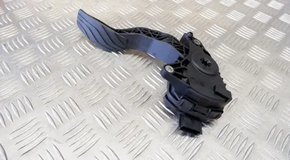 Accelerator throttle pedal